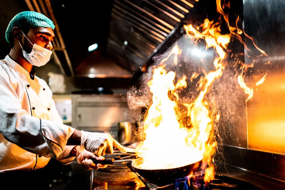 Fire Blanket vs Fire Extinguisher for Kitchen Fires: Which Is Safer to Keep?